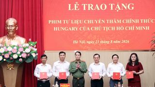 Bộ Công an trao tặng phim tư liệu quý về Chủ tịch Hồ Chí Minh