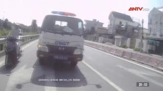 Các chiến sĩ CSGT cứu người ngất xỉu trên đường