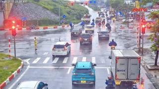 CSGT Hà Nội ứng trực bảo đảm giao thông trong mưa lớn