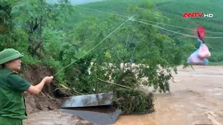 Công an Bắc Ninh dùng drone, ròng rọc chuyển nhu yếu phẩm đến vùng bị cô lập