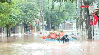 Dầm mưa, vượt lũ vì nhân dân