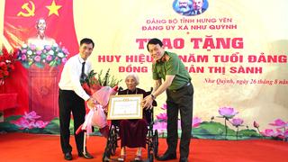 Đại tướng Lương Tam Quang trao tặng Huy hiệu 80 năm tuổi Đảng