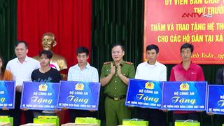 Thứ trưởng Nguyễn Văn Long thăm, tặng quà bà con nhân dân xã Khánh Xuân, Cao Bằng
