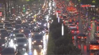 Mưa lớn gây úng ngập cục bộ, giao thông khó khăn tại Hà Nội
