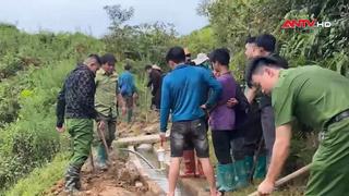 Công an xã Tú Lệ vượt núi đưa nước về điểm trường vùng cao