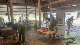 Công an xã A Mú Sung kịp thời hỗ trợ Nhân dân khắc phục hậu quả mưa lớn
