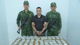 Bắt đối tượng vận chuyển tiền giả vào nội địa