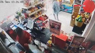 Bắt giữ kẻ cầm dao dọa giết nhân viên siêu thị để cướp tài sản