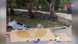 Xe ô tô bất ngờ lao xuống mương nước, 5 người thương vong