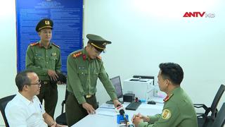 Hành khách xúc động nhận lại hơn 160 triệu đồng bỏ quên ở sân bay