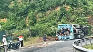 Thông tin vụ lật xe tải chở máy múc khiến 5 người thương vong ở Nghệ An