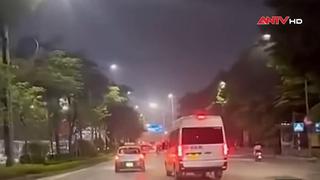Xác minh clip xe hợp đồng và xe taxi chèn ép trên đường 