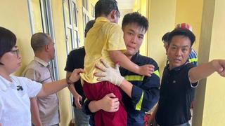 Giải cứu bé trai lớp 2 mắc kẹt trong khe tường trường tiểu học
