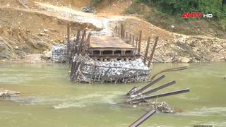 Công an Nghệ An hỗ trợ người dân bị nước lũ chia cắt
