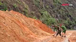 Công an xã Hướng Phùng giúp dân khắc phục hậu quả do mưa lũ