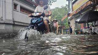 Nhiều tuyến phố ngập, xe cộ kẹt cứng sau mưa lớn suốt đêm ở Hà Nội