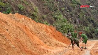 Công an xã bám địa bàn, giúp dân khắc phục hậu quả mưa lũ