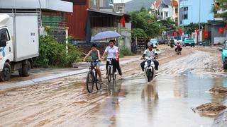 Bùn đất tràn xuống khu dân cư Hùng Thắng, phường Bãi Cháy