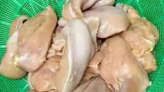 Hà Nội: Yêu cầu làm rõ vụ tôm, thịt "bốc mùi" vào trường học