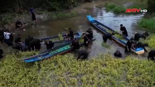 Lính cơ động dầm mình cứu lúa giúp dân