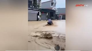 Bùn đất phủ kín đường phố phường Bãi Cháy