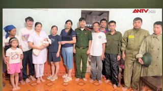 Công an vượt lũ cứu giúp người dân