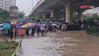 Mưa lớn dồn dập, nhiều tuyến phố ở Hà Nội ngập sâu