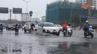 CSGT  Hà Nội tăng cường điều tiết, cảnh báo úng ngập