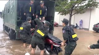 Cảnh sát cơ động hỗ trợ người dân vùng ngập lụt