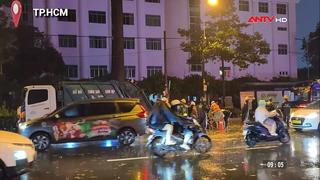 Nhánh cây rơi trúng xe máy trên đường An Dương Vương, 2 vợ chồng thương vong 