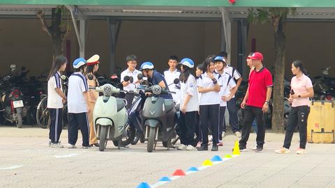 Từ "biết luật" đến tự giác chấp hành an toàn giao thông