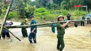  Công an xã cùng người dân dựng cầu tạm vượt suối 