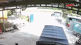 Hà Nội: 2 xe đấu đầu, lái xe mắc kẹt trong cabin