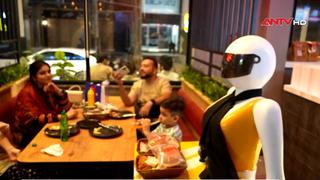 Độc đáo mô hình nhà hàng phục vụ bằng robot nội địa