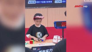Bé gái 6 tuổi phá vỡ 2 kỷ lục thế giới giải Rubik