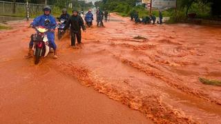 Lũ cát đỏ tràn xuống tuyến đường nối QL1 với biển Mũi Né