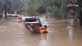 Căng mình hỗ trợ người dân vùng ngập