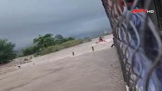 Giải cứu thành công người đàn ông bị lũ cuốn trôi