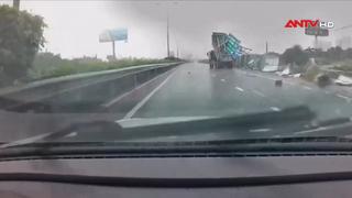Xe ben tông sập giá long môn trên cao tốc TP Hồ Chí Minh - Long Thành