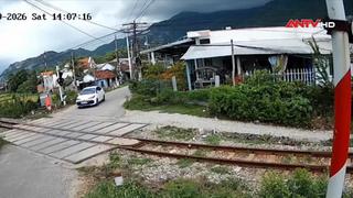 Lập biên bản 3 vụ lái xe ô tô vi phạm giao thông đường sắt ở Khánh Hòa