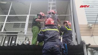 Cảnh sát giải cứu 3 người mắc kẹt trong căn nhà bị sập