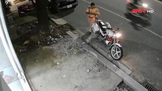 Hai CSGT kịp thời đưa người có biểu hiện đột quỵ đi cấp cứu