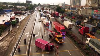 Xe tải chở hàng lật ngang trên cầu vượt Sóng Thần
