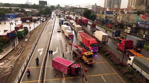 Xe tải chở hàng lật ngang trên cầu vượt Sóng Thần