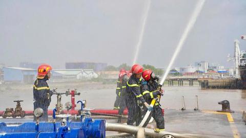 Nhiều phương tiện đặc chủng thực tập chữa cháy tại Tổng kho xăng dầu Nhà bè