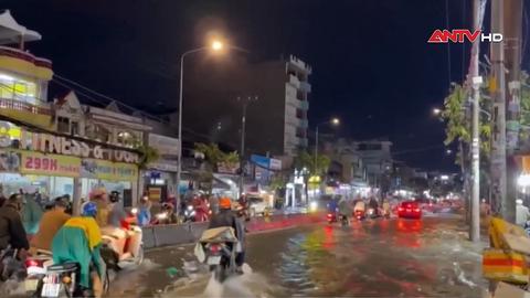 Mưa lớn, triều cường ở TP.HCM gây ngập nhiều tuyến đường